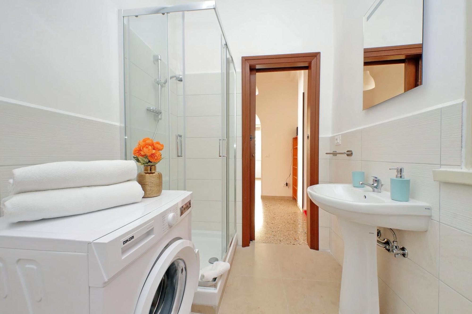 Golden Apartment Rom